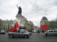 Manifestation pro-chinoise, place de la République à Paris, le 19 avril 2008.(Photo : S. Lagarde/RFI)