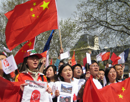 Des manifestants pro-chinois, place de la République à Paris, le 19 avril 2008.(Photo : S. Lagarde/RFI)