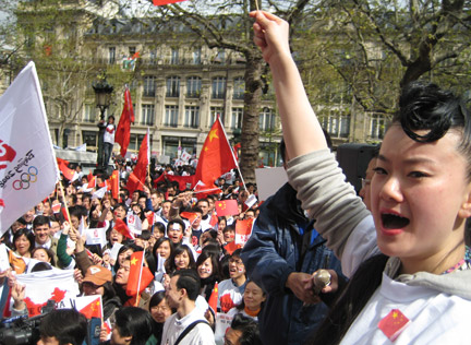 Une manifestante s'adressant à la foule du haut d'une estrade, place de la République, le 19 avril 2008.(Photo : S. Lagarde/RFI)