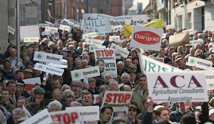 Les agriculteurs irlandais manifestent à Dublin contre la venue de Jose Manuel Barroso.(Photo : AFP)