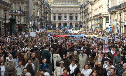 Plusieurs milliers de personnes ont participé ce dimanche 6 avril 2008 à Paris à la « marche blanche » pour la libération d'Ingrid Betancourt.(Photo : Reuters)
