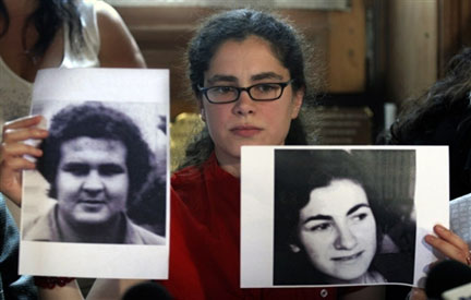 Maria Eugenia Sampallo Barragan montre les photos de ses parents biologiques, lors de la conférence de presse à Buenos Aires, le 31 mars 2008.(Photo : AFP)