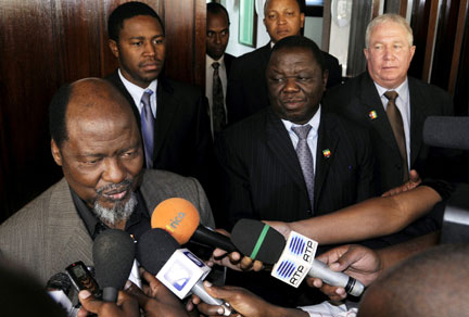 L'ancien président mozambicain Joaquim Chissano (g) s'adresse à la presse après avoir rencontré le chef de l'opposition du Zimbabwe Morgan Tsvangirai, du Mouvement pour le changement démocratique (d), à Maputo, le 23 avril 2008. (Photo : Reuters)