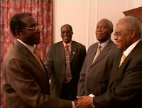 Première apparition publique du président zimbabwéen, Robert Mugabe, depuis le premier tour des élections sur une chaîne de télévision le 3 avril 2008.(Photo : Reuters)