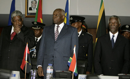 De gauche à droite, le président zambien Levy Mwanawasa, le président angolais José Eduardo dos Santos, le président sud-africain Thabo Mbeki au sommet extraordinaire de la SADC, le 12 avril 2008.(Photo : Reuters)