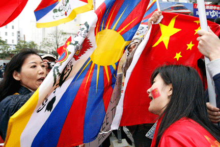 Des supporters chinois et des nationalistes japonais se sont affrontés à coups de pieds et à coups de poings sur le parcours de la flamme à Nagano, le 25 avril 2008.(Photo : Reuters)