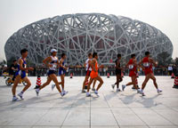 Des athèles participent à un événement sportif au nouveau stade de Pékin le «Nid d'oiseau», le 18 avril 2008. (Photo : Reuters)