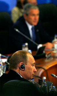 Le président russe Vladimir Poutine et son homologue américain George Bush pendant le sommet de l'Otan, le 4 avril 2008, à Bucarest.(Photo : Reuters)
