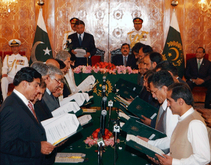 La plupart des 24 ministres du nouveau gouvernement sont issus des rangs du Parti du peuple pakistanais (PPP) et de la Ligue musulmane du Pakistan-Nawaz ((PML-N).(Photo : Reuters)
