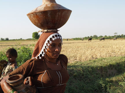 Chaque jour, les femmes et les enfants vont chercher de l'eau à la pompe.(Photo : Nadia Blétry)