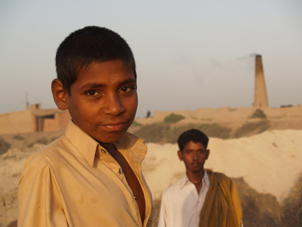  Nazir, un ouvrier de 12 ans, travaille dans une briqueterie, l'un des secteurs réputés pour abriter un grand nombre de travailleurs liés.(Photo : Nadia Blétry/RFI)