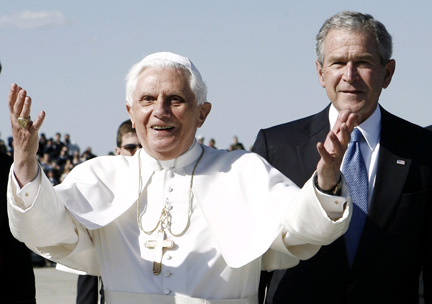 Le pape Benoît XVI est accueilli par George Bush, à son arrivée mardi 15 avril 2008 à la base militaire aérienne Andrews, dans le Maryland.   (Photo : Reuters)