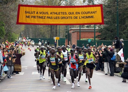 Des Athlètes courant le marathon de Paris (32e édition), le 6 avril 2008.(Photo : AFP)