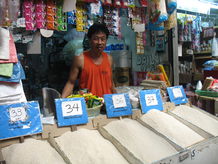 Le marché de Calamba, près de Manille. Les prix au détail du riz ont augmenté de 30% en deux mois. Le gouvernement a réussi à éviter les émeutes de la faim en subventionnant un riz à moitié prix vendu aux plus pauvres.(Photo : S. Farcis/RFI)