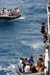 L'équipage du Ponant, libéré, monte sur un navire français venu les secourir.(Photo: AFP)