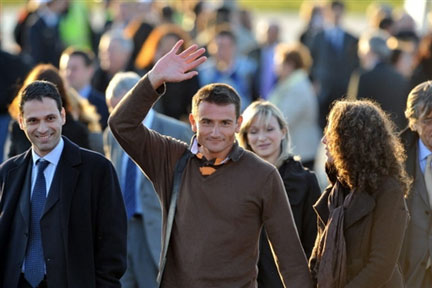 Patrick Marchesseau, capitaine du voilier de luxe «Ponant» et ex-otage, à son arrivée à l'aéroport d'Orly, le 14 avril 2008. (Photo : AFP)