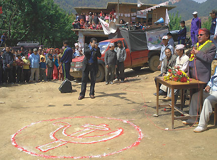Le village s'est mis aux couleurs mao, le rouge et le blanc. Sur le sol sont dessinés une faucille et un marteau.(Photo : Nicolas Vescovacci/RFI)