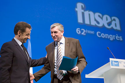 Nicolas Sarkozy (à gauche) est accueilli par Jean-Michel Lemetayer, le président de la FNSEA.(Photo : Reuters)