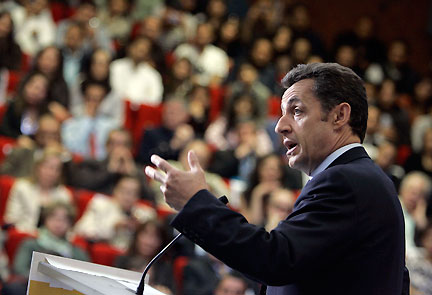 Nicolas Sarkozy a défendu son projet de partenariat entre l'Union européenne et ses voisins du sud de la Méditerranée, devant un amphithéâtre d'étudiants tunisiens.(Photo : Reuters)