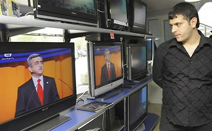 Un Arménien regarde le président Sarkissian prêter serment, le 9 avril 2008.(Photo : AFP)