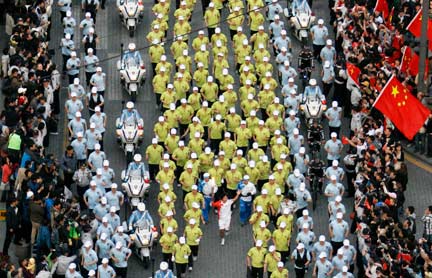 La flamme olympique dans le centre de Séoul, en Corée du Sud, le 27 avril 2008. (Photo : Reuters)