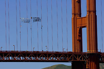 Des activistes pro-tibétains sur le Golden Gate Bridge à San Francisco, le 8 avril 2008.(Photo : Reuters)