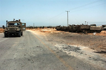 Un véhicule blindé israélien à côté du lieu de l'explosion d'un obus de mortier, peu après l'attaque de Kerem Shalom, le 19 avril 2008.(Photo : AFP)