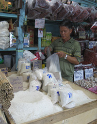 Vendeur de riz du marché de Khlong Toei, à Bangkok. Ici, comme dans le reste du pays, le prix du riz au détail a augmenté de 50% en un mois.(Photo : E. Michel/RFI)