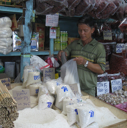 Vendeur de riz du marché de Khlong Toei, à Bangkok. Ici, comme dans le reste du pays, le prix du riz au détail a augmenté de 50% en un mois.(Photo : E. Michel/RFI)