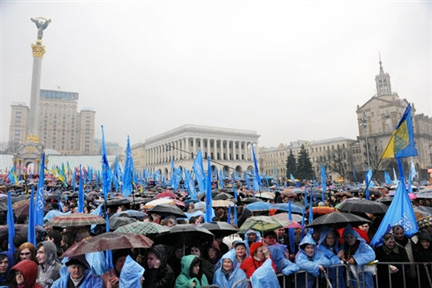 Des milliers d'Ukrainiens se sont rassemblés sous la pluie à Kiev, jeudi 3 avril 2008, à l'appel du Parti des régions de l'ancien Premier ministre Viktor Ianoukovitch pour protester contre une future intégration de leur pays au sein de l'OTAN. (Photo : AFP)