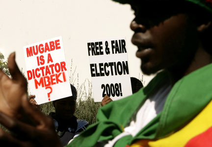 Des opposants en exil au régime de Robert Mugabe manifestent devant l'ambassade du Zimbabwe à Pretoria, en Afrique du Sud, le 16 avril 2008.(Photo : Reuters)