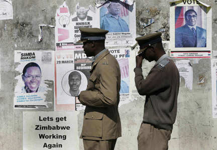 Une patrouille de police devant les affiches électorales au Zimbabwe, le 9 avril 2008.(Photo: Reuters)