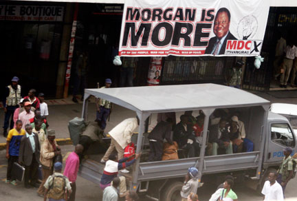 Arrestations par la police de membres du MDC (Mouvement pour le changement démocratique) à Harvest House, le siège du MDC à Harare, le 25 avril 2008. (Photo : Reuters)