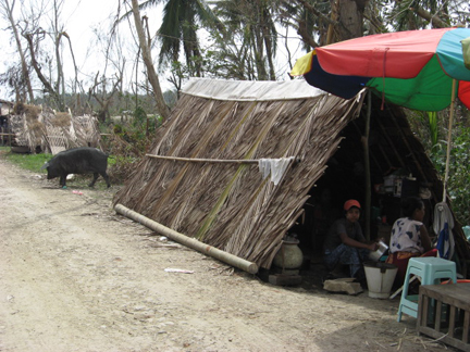 Abris de fortune sur le bord de la route de Rangoon à Bogalay.(Photo : Luc Auberger)