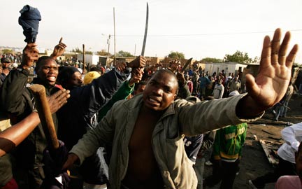 Les Sud-Africains s’en prennent violemment aux Zimbabwéens des townships de Johannesburg, le 19 mai 2008. (Photo : Reuters)