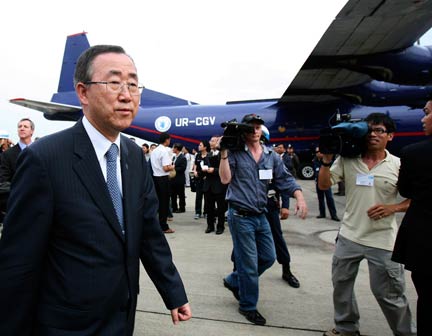 Ban Ki-moon à l'aéroport International de Don Mueang à Bangkok  présent pour le premier vol d’aide humanitaire vers la Birmanie, le 24 mai 2008. (Photo : Reuters)