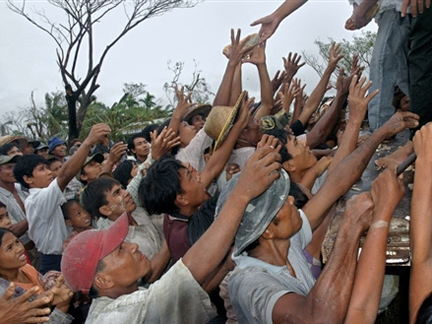 Des survivants du cyclone Nargis reçoivent de la nourriture à Bogalay, le 13 mai  2008.( Photo : AFP )