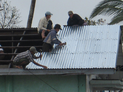 Bogalay, reconstruction sous la pluie.(Photo : Luc Auberger)