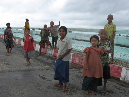 Enfants au bord des routes à Bogalay.(Photo : Luc Auberger)