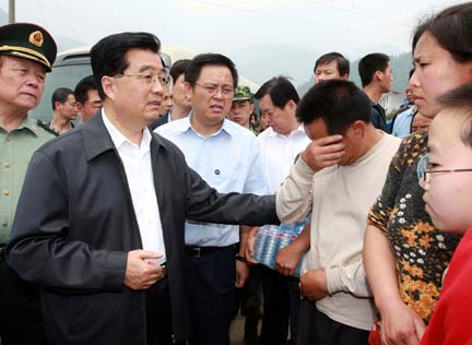 Le président chinois, Hu Jintao vient soutenir les rescapés du tremblement de terre, à Beichuan, dans la province du Sichuan, le 16 mai 2008.(Photo : Reuters)