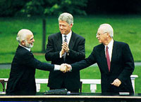 Le roi Hussein de Jordanie (g), Bill Clinton (c) et Yitzhak Rabin, le 25 juillet 1994.(Photo : American National Archives)