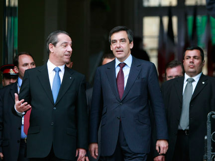 Le Premier ministre français François Fillon (d) en compagnie de son homologue maltais Lawrence Gonzi, le 8 mai 2008.(Photo: Reuters)
