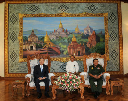 Le Secrétaire général des Nations unies Ban Ki-moon (à gauche) avec le généralissime Than Shwe, le numéro un birman.(Photo : Reuters)