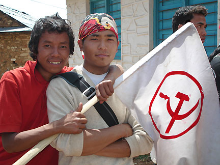 Militants de YCL, la jeunesse maoïste.(Photo : Nicolas Vescovacci / RFI)
