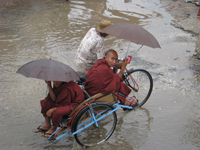 Moines de Bogalay sur un vélo taxi.(Photo : Luc Auberger)