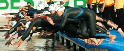 Triathlon féminin: départ d'une épreuve de natation.(Photo : Deketelaere-Triathlète Magazine)