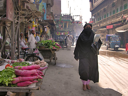 Dans le bazar de Peshawar, comme partout ailleurs dans le pays, le prix des denrées alimentaires a augmenté de 20% au mois d'avril 2008.(Photo : Eric de Lavarène / RFI)