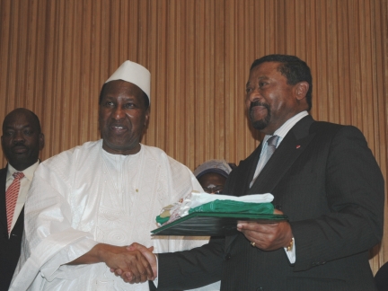 Alpha Oumar Konaré transmet les rênes de l'Union africaine à Jean Ping.(Photo : Claude Verlon / RFI)