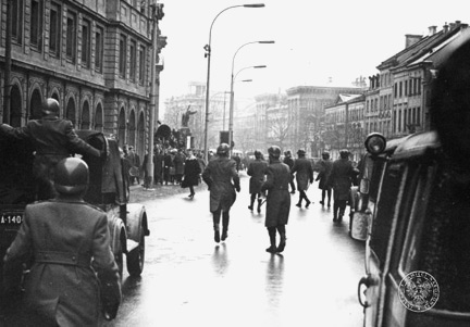 La police, à Varsovie, en mars 1968.© <a href="www.marzec1968.pl" target="_blank">Instytut Pamięci Narodowej</a>