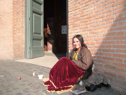 Une jeune Rom, à la sortie d'une église de la capitale italienne.(Source: Wikipedia)